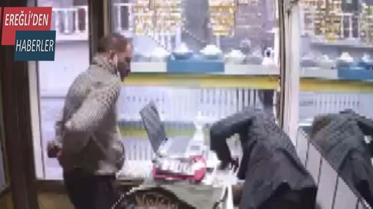 Silahlı soyguncu gerçek diye imitasyon altınları gasp etti