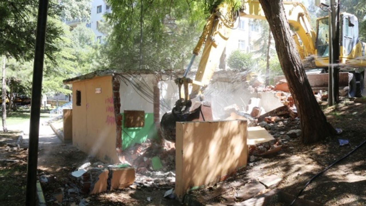 Başkan  Parklara Değişim için neşter vuruyor