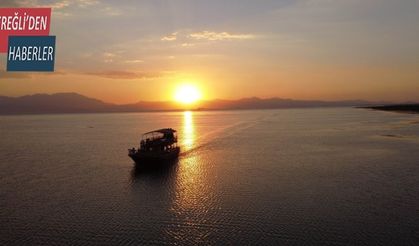 Beyşehir Gölü’nde tur teknelerinin günbatımı gezileri ilgi çekiyor