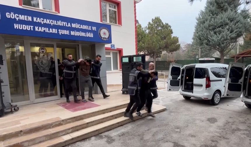DÜZENSİZ GÖÇMENLER YAKALANDI